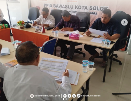 Bawaslu Kota Solok melaksanakan rapat pleno rutin yang digelar setiap hari Rabu, pada Rabu (17/12/2025), bertempat di Kantor Bawaslu Kota Solok.