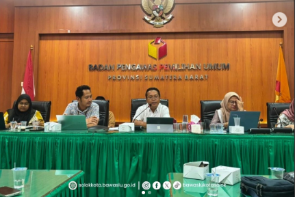 Bawaslu Kota Solok turut berpartisipasi dalam Rapat Evaluasi Pelaksanaan Pengawasan Pemutakhiran Data Pemilih Berkelanjutan (PDPB) Tahun 2025 yang diselenggarakan oleh Bawaslu Provinsi Sumatera Barat. Kegiatan digelar pada Kamis, 18 Desember 2025 di Kantor Bawaslu Provinsi Sumatera Barat.