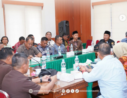 Ketua Bawaslu Kota Solok, Rafiqul Amin, menghadiri secara daring melalui Zoom Meeting kegiatan Focus Group Discussion (FGD) dengan tema “Sistem Penegakan Hukum Tindak Pidana Pemilihan Umum” yang diselenggarakan oleh Bawaslu Provinsi Sumatera Barat, Selasa (23/12/2025).