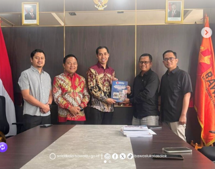 Badan Pengawas Pemilihan Umum (Bawaslu) Kota Solok resmi menyerahkan Laporan Akhir Pencegahan, Pengawasan, Pengawasan Partisipatif, dan Hubungan Antar Lembaga Tahun 2025 kepada Bawaslu RI di Jakarta, Rabu (24/12/2025).