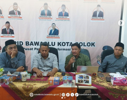 Bawaslu Kota Solok melaksanakan Rapat Dalam Kantor (RDK) Rekonsiliasi dan Validasi Data Laporan Harta Kekayaan Aparatur Negara (LHKAN) pada Rabu, 17 Desember 2025, bertempat di Kantor Bawaslu Kota Solok.