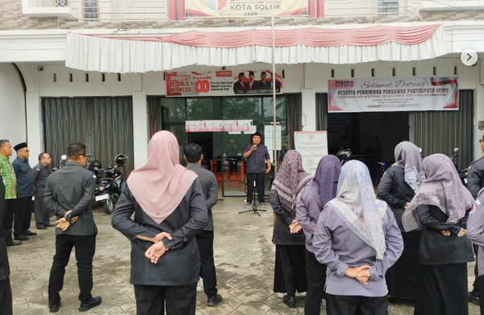 Badan Pengawas Pemilihan Umum (Bawaslu) Kota Solok kembali melaksanakan rutinitas apel pagi di halaman kantor Sekretariat Bawaslu Kota Solok, Senin (12/01). 