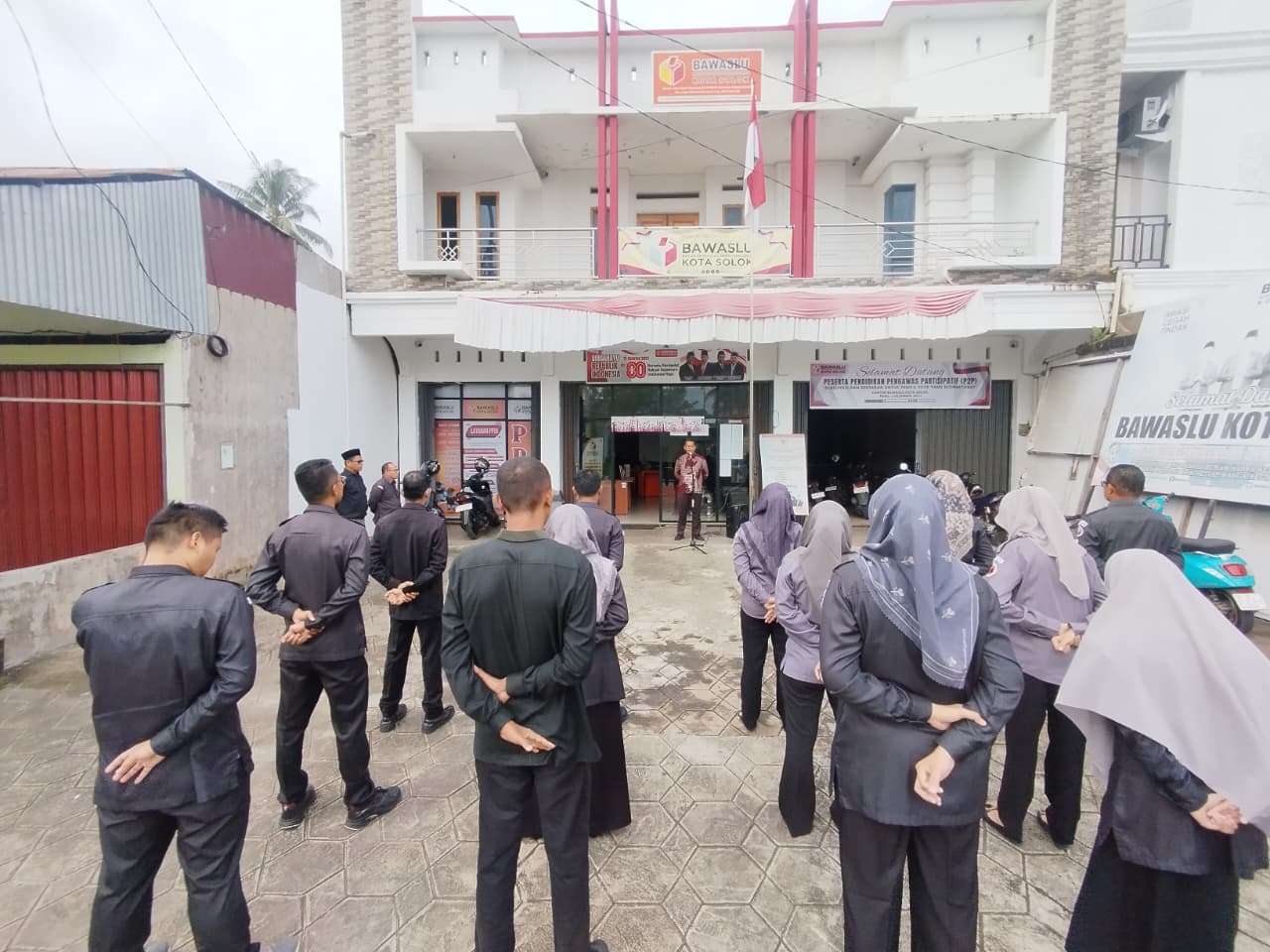 Badan Pengawas Pemilihan Umum (Bawaslu) Kota Solok menggelar apel pagi perdana di tahun 2026 pada Senin (05/01). 