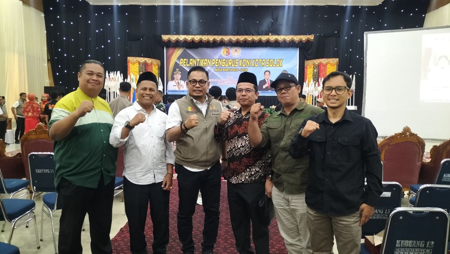 Bawaslu dan KPU Kota Solok Bersama Ketua KONI Kota Solok dalam Kegiatan Pelantikan dan Pengukuhan Pengurus KONI masa Bakti 2026-2030