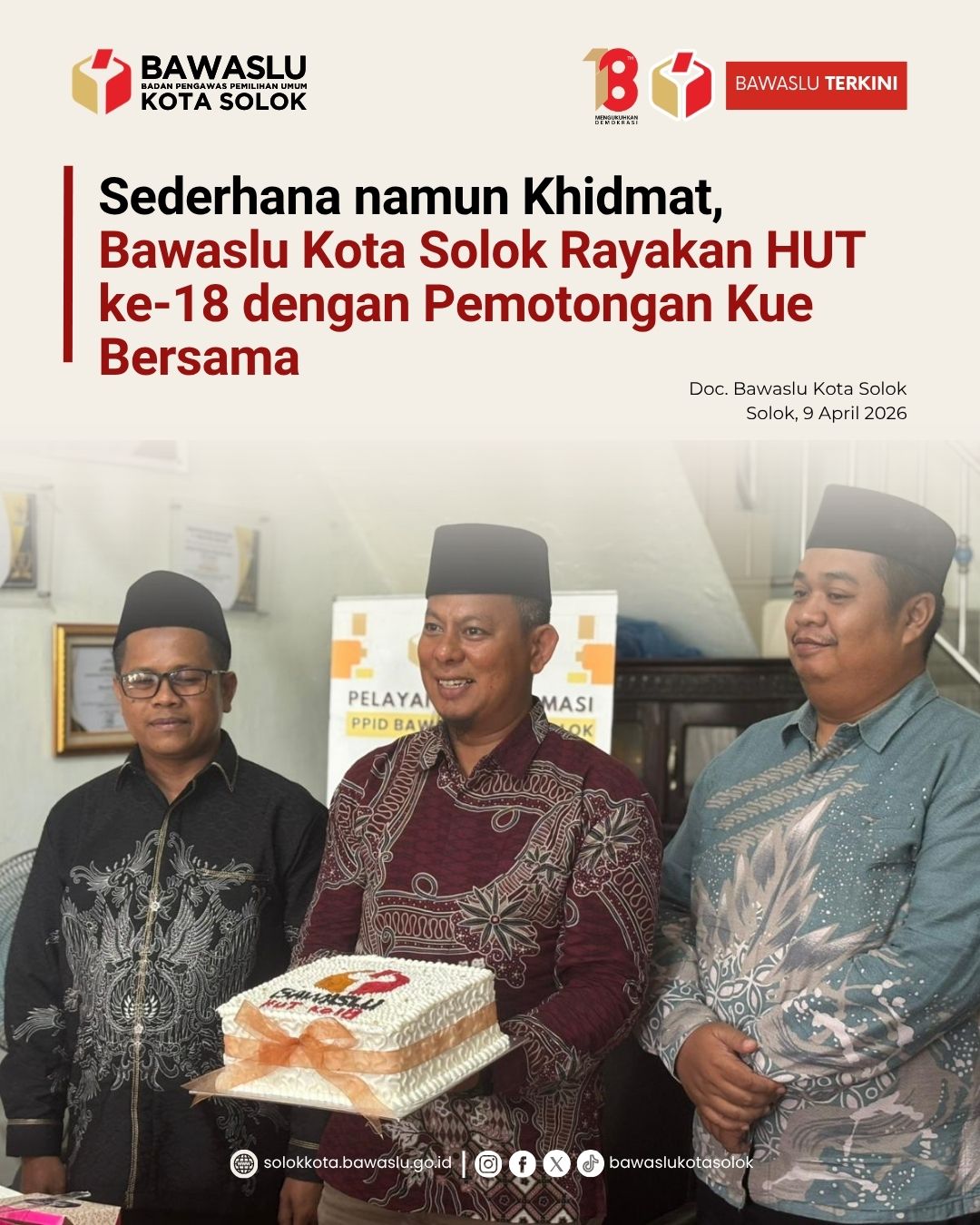 Bawaslu Kota Solok merayakan Hari Ulang Tahun (HUT) ke-18 Bawaslu dengan menggelar kegiatan pemotongan kue bersama di kantor Bawaslu Kota Solok, Kamis, 9 April 2026.