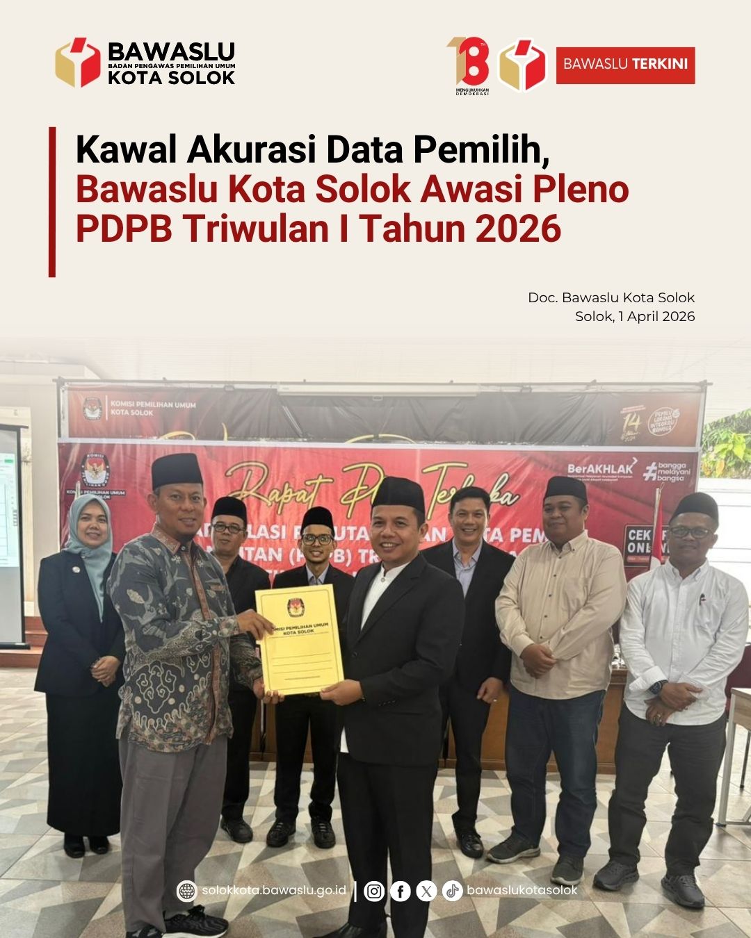 KPU Kota Solok menyerahkan Berita Acara Rapat Pleno Pemutakhiran Data Pemilih Berkelanjutan Kepada Bawaslu Kota Solok, 1 April 2026