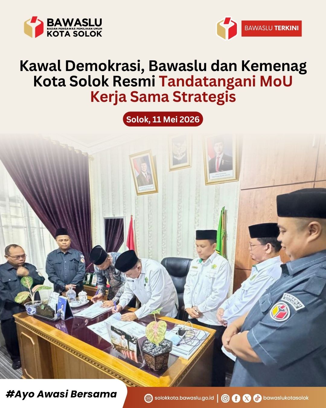 Ketua Bawaslu Kota Solok, Rafiqul Amin teken MoU bersama Kepala Kemenag Kota Solok H. Amril, Senin (11/5).