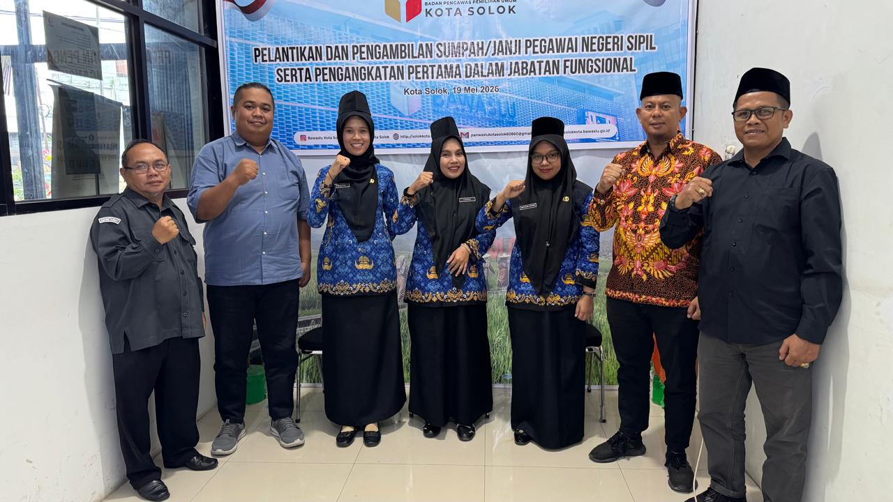 Tiga Pegawai Bawaslu Kota Solok Resmi Dilantik dan Diambil Sumpah PNS