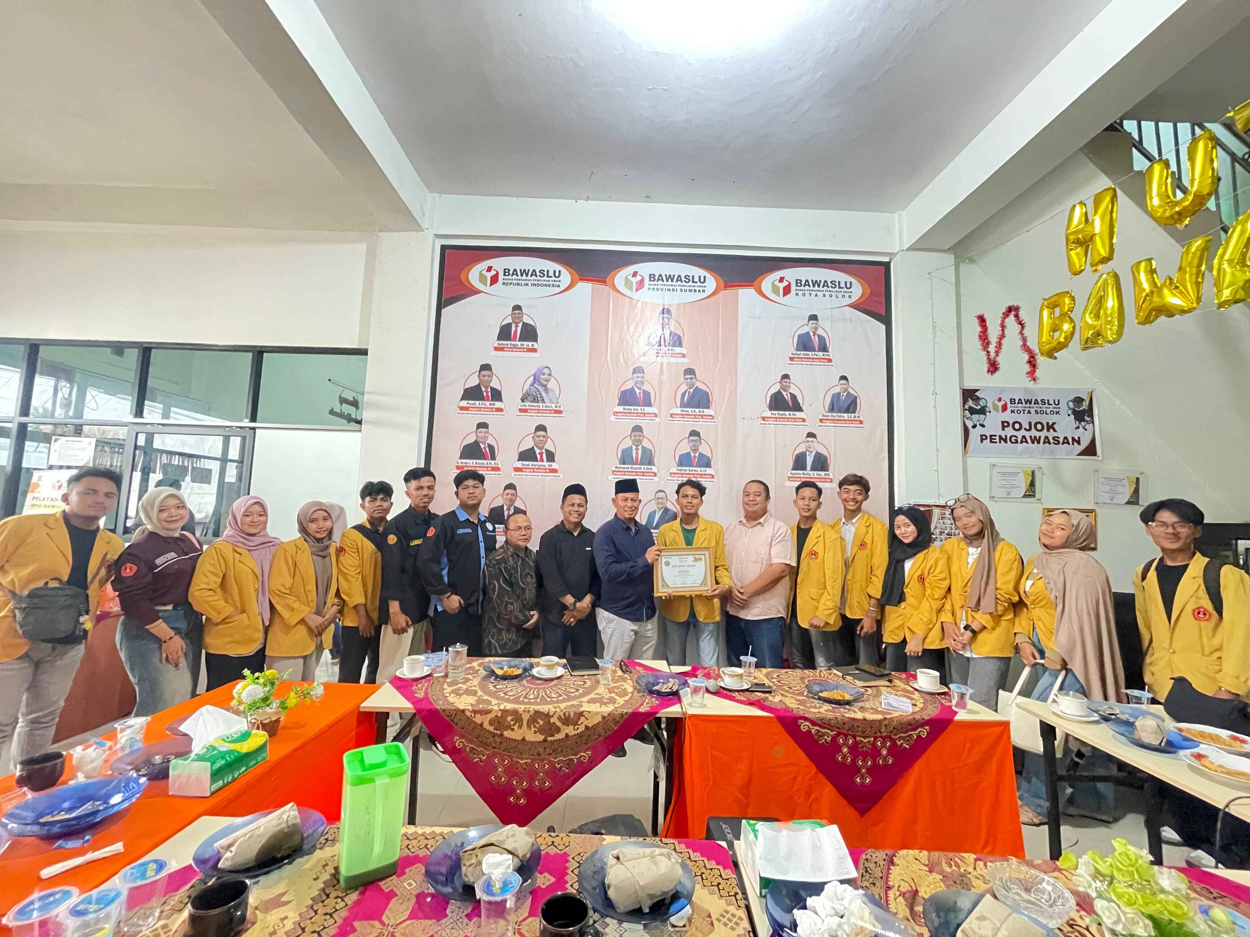 Bawaslu Kota Solok Memberikan Sertifikat Penghargaan kepada Pengurus BEM UMMY Solok sebagai Narasumber PODCAST BERAKSI, 21 Mei 2026