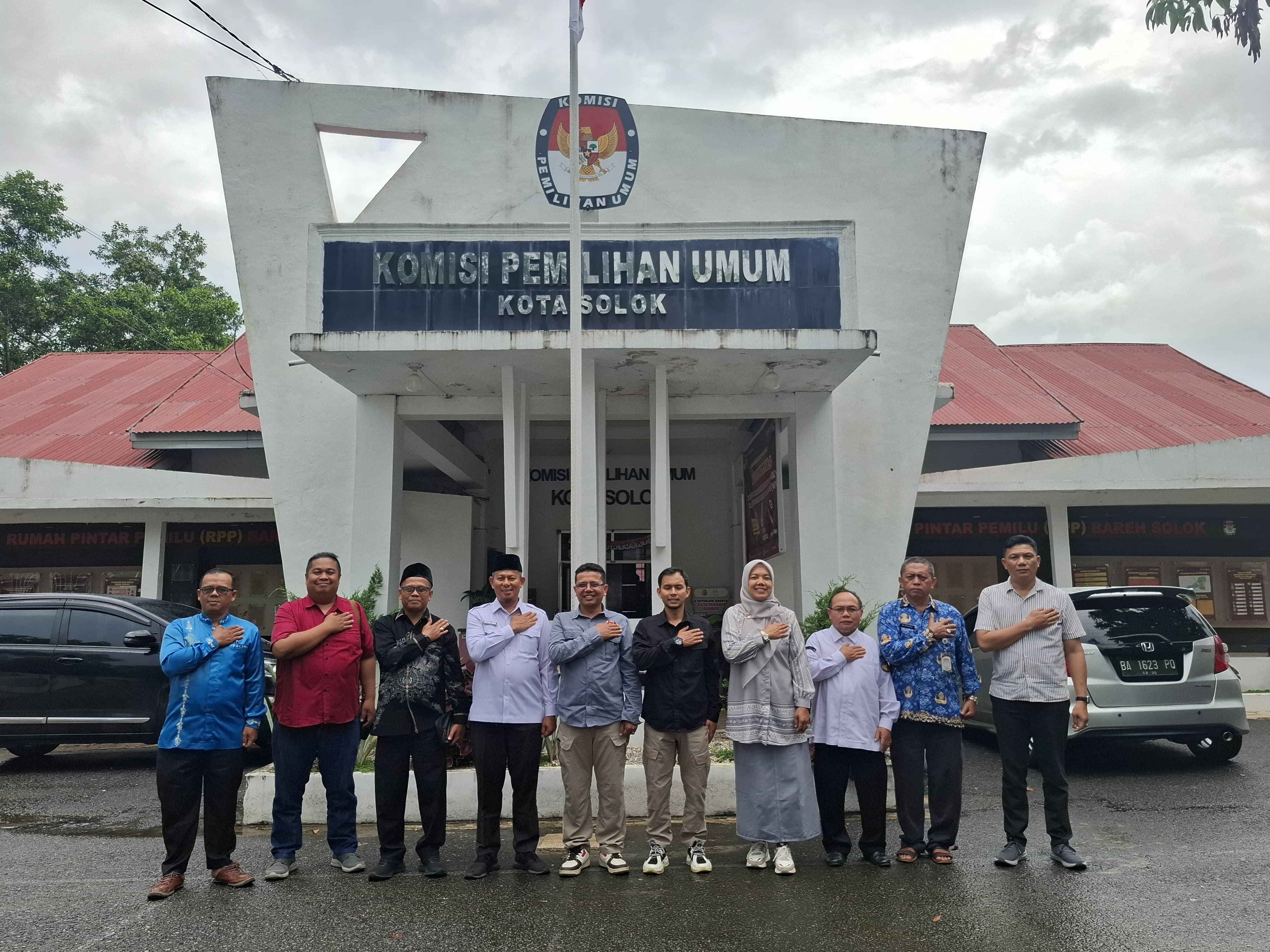 Foto Bersama Pimpinan Bawaslu dan KPU kota Solok dalam rangkaian Koordinasi Pemutakhiran Data Partai Politik