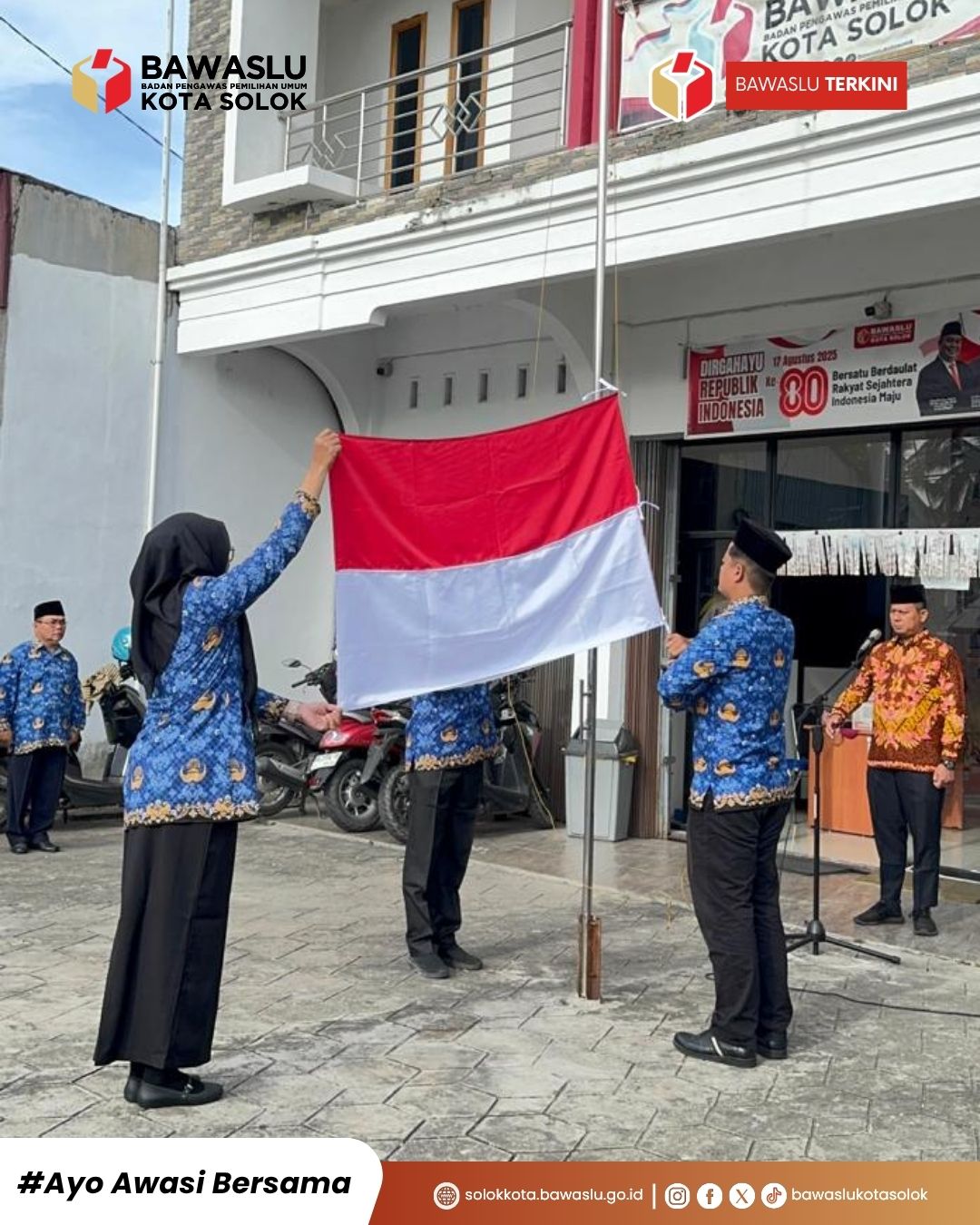 Pengibaran Bendera Merah Putih pada peringatan Hari Lahir Pancasila di Halaman Kantor Bawaslu Kota Solok, 1 Juni 2026