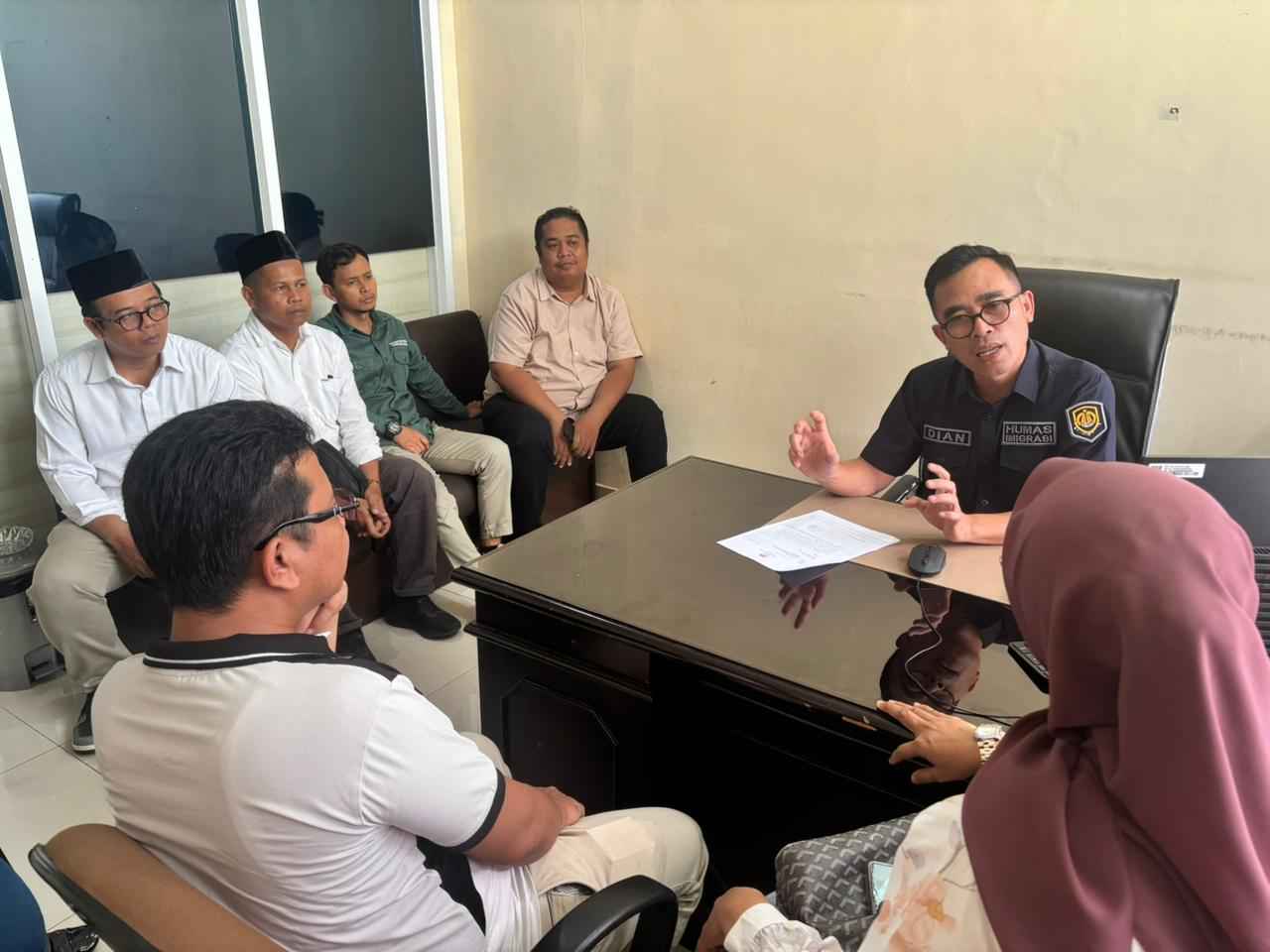 Bawaslu Kota Solok lakukan pengawasan melekat terhadap kegiatan koordinasi Komisi Pemilihan Umum (KPU) Kota Solok di Kantor Imigrasi Padang, Rabu (3/6/2026