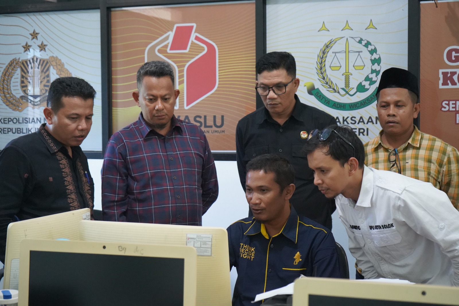 Pengecekan data SIPOL secara bersama-sama Pimpinan Bawaslu dan KPU Kota Solok dalam Pemutakhiran Data Partai Politik Berkelanjutan melalui Sistem Informasi Partai Politik (SIPOL) Semester I Tahun 2026.