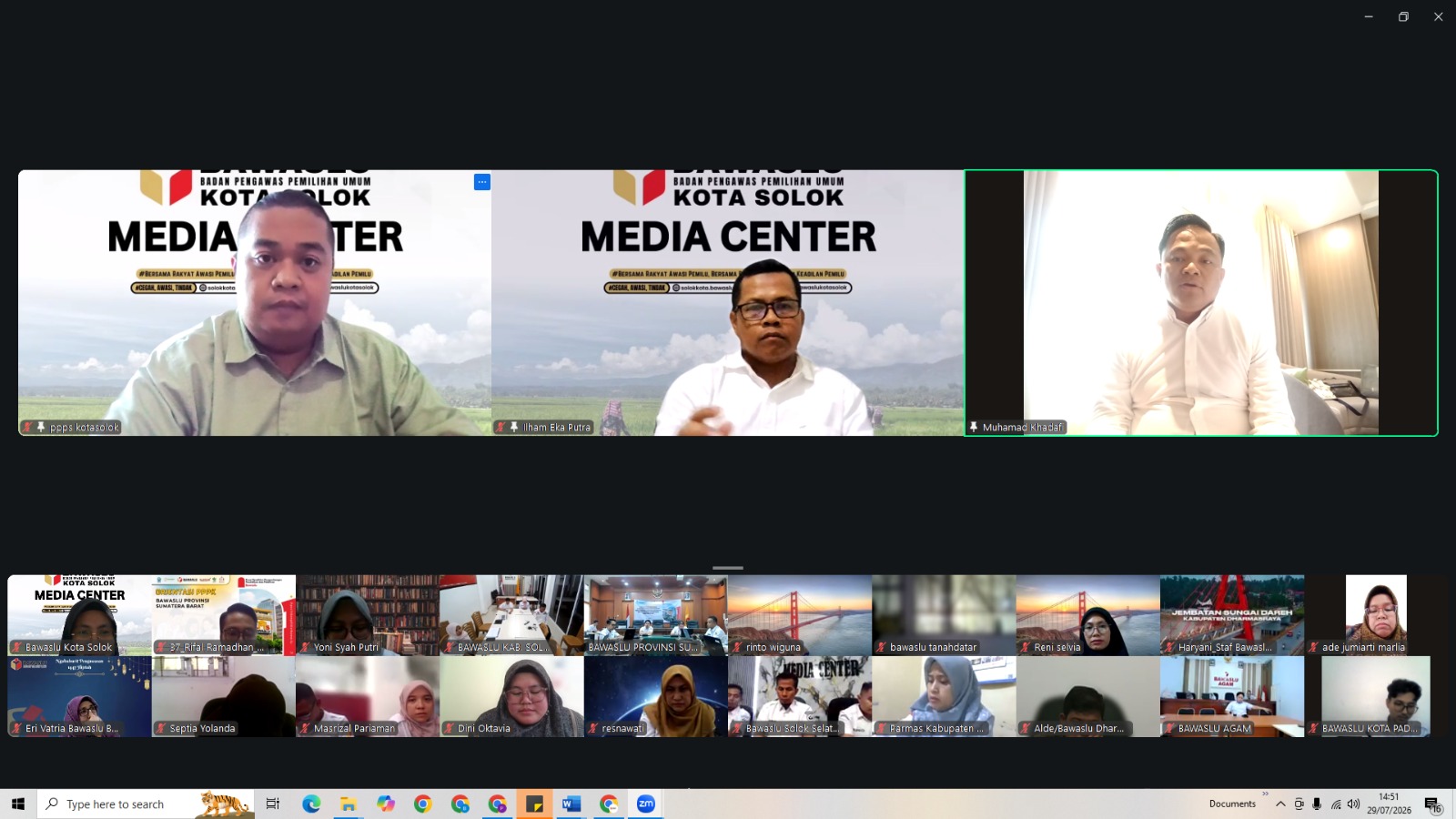 Anggota Bawaslu Kota Solok Eka Rianto dan Ilham Eka Putra hadir secara Zoom pada Rapat Evaluasi Pengawasan Pemutakhiran Data Pemilih Berkelanjutan (PDPB) Semester I Tahun 2026 yang diselenggarakan oleh Bawaslu Provinsi Sumatera Barat pada Rabu (29/7/2026)