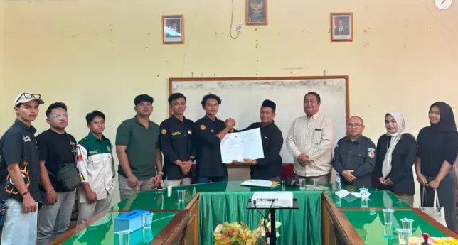 Bawaslu Kota Solok resmi menandatangani Perjanjian Kerja Sama (PKS) dengan Badan Eksekutif Mahasiswa (BEM) Universitas Mahaputra Muhammad Yamin (UMMY) Solok di Ruang Kemahasiswaan Kampus UMMY Solok, Selasa (30/6/2026).