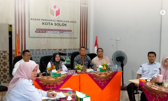 Bawaslu Kota Solok mengikuti Rapat Monitoring dan Evaluasi (Monev) Pelaksanaan Program dan Kegiatan Semester I Tahun Anggaran 2026 yang diselenggarakan oleh Bawaslu Provinsi Sumatera Barat secara daring melalui Zoom Meeting, Rabu (22/7/2026).
