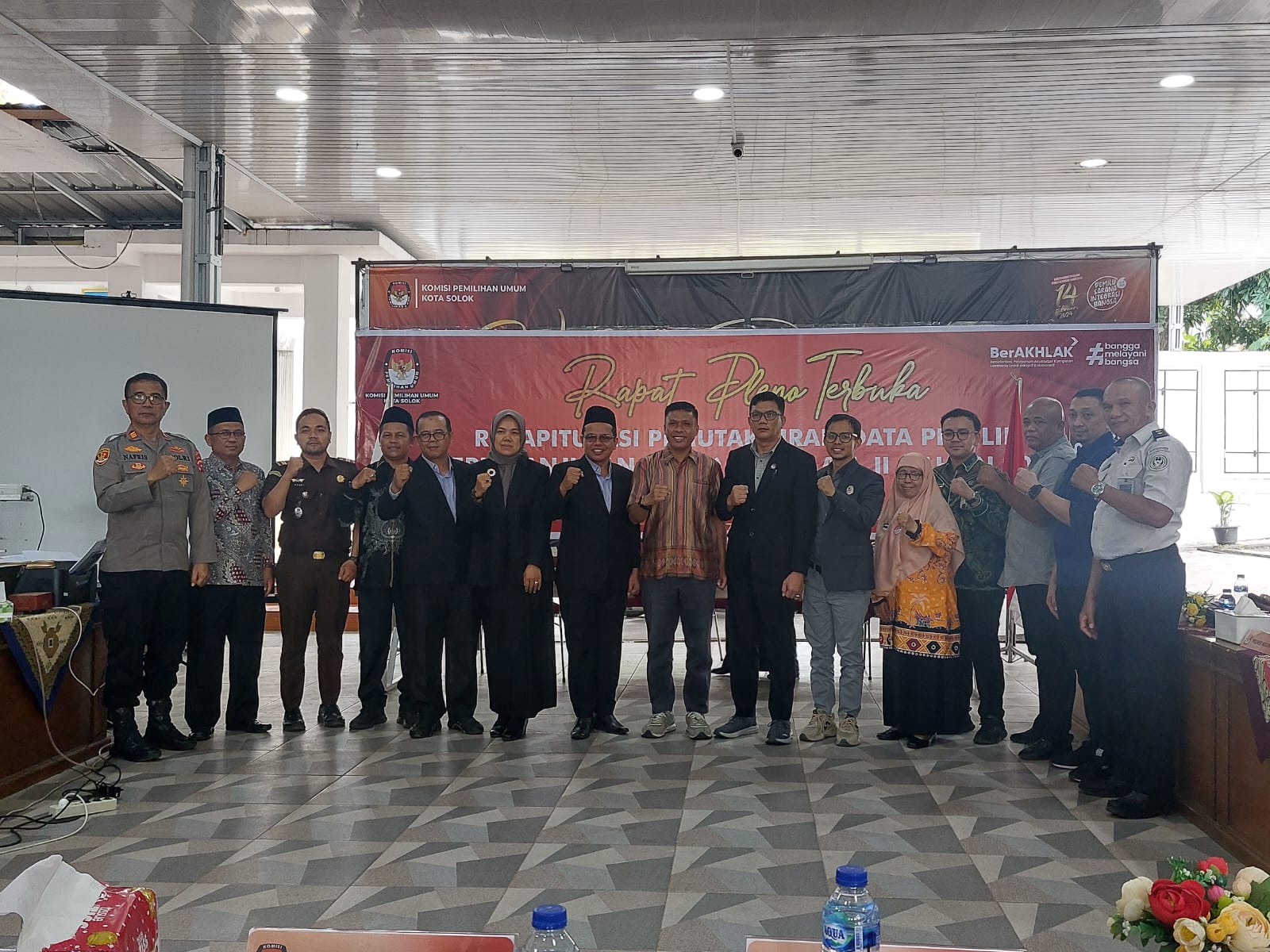 Badan Pengawas Pemilihan Umum (Bawaslu) Kota Solok menghadiri Rapat Pleno Terbuka Rekapitulasi Pemutakhiran Data Pemilih Berkelanjutan (PDPB) Triwulan II Tahun 2026 Tingkat Kota Solok yang digelar Komisi Pemilihan Umum (KPU) Kota Solok di Aula Kantor KPU Kota Solok, Kamis (2/7/2026).