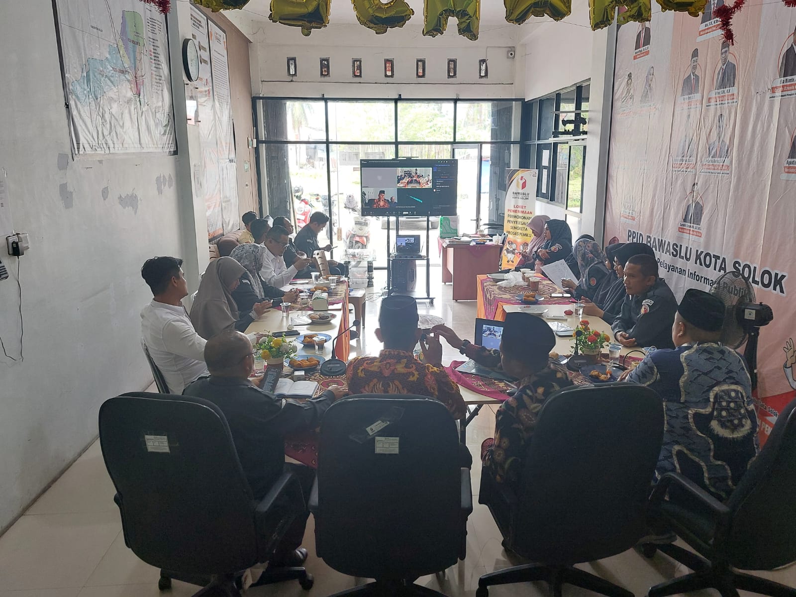 Bawaslu Kota Solok laksanakan Rapat Pengelolaan dan Pelayanan Data dan Informasi Publik secara hybrid pada Senin (6/7/2026)