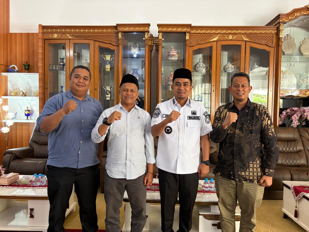 Pimpianan Bawaslu Kota Solok bersama Wali Kota Solok, Dr. Ramadhani Kirana Putra, S.E., M.M di Rumah Dinas Wali Kota, Rabu (8/7/2026).