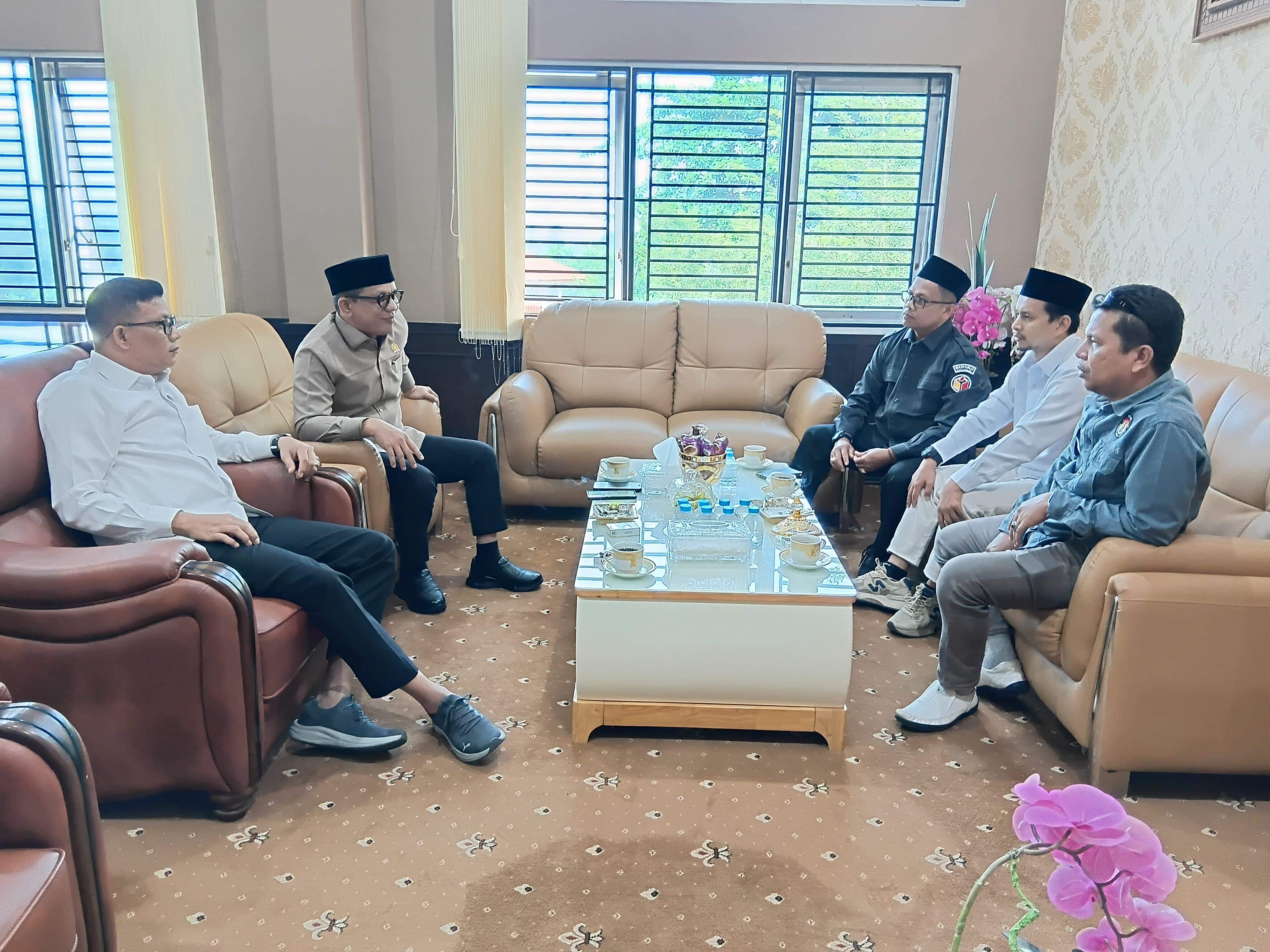 Bawaslu Kota Solok bersama Ketua Dewan Perwakilan Rakyat Daerah (DPRD) Kota Solok pada Rapat Paripurna yang dilaksanakan Kamis 09 Juli 2026
