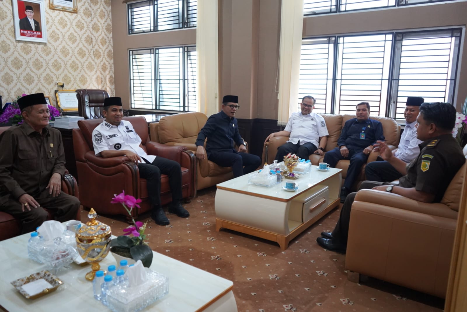 Ketua dan Anggota Bawaslu Kota Solok bersama Ketua (DPRD), Wali Kota dan Forkopimda Kota Solok di ruang ketua jelang Rapat Paripurna di ruangan Ketua Rabu 15 Juli 2026