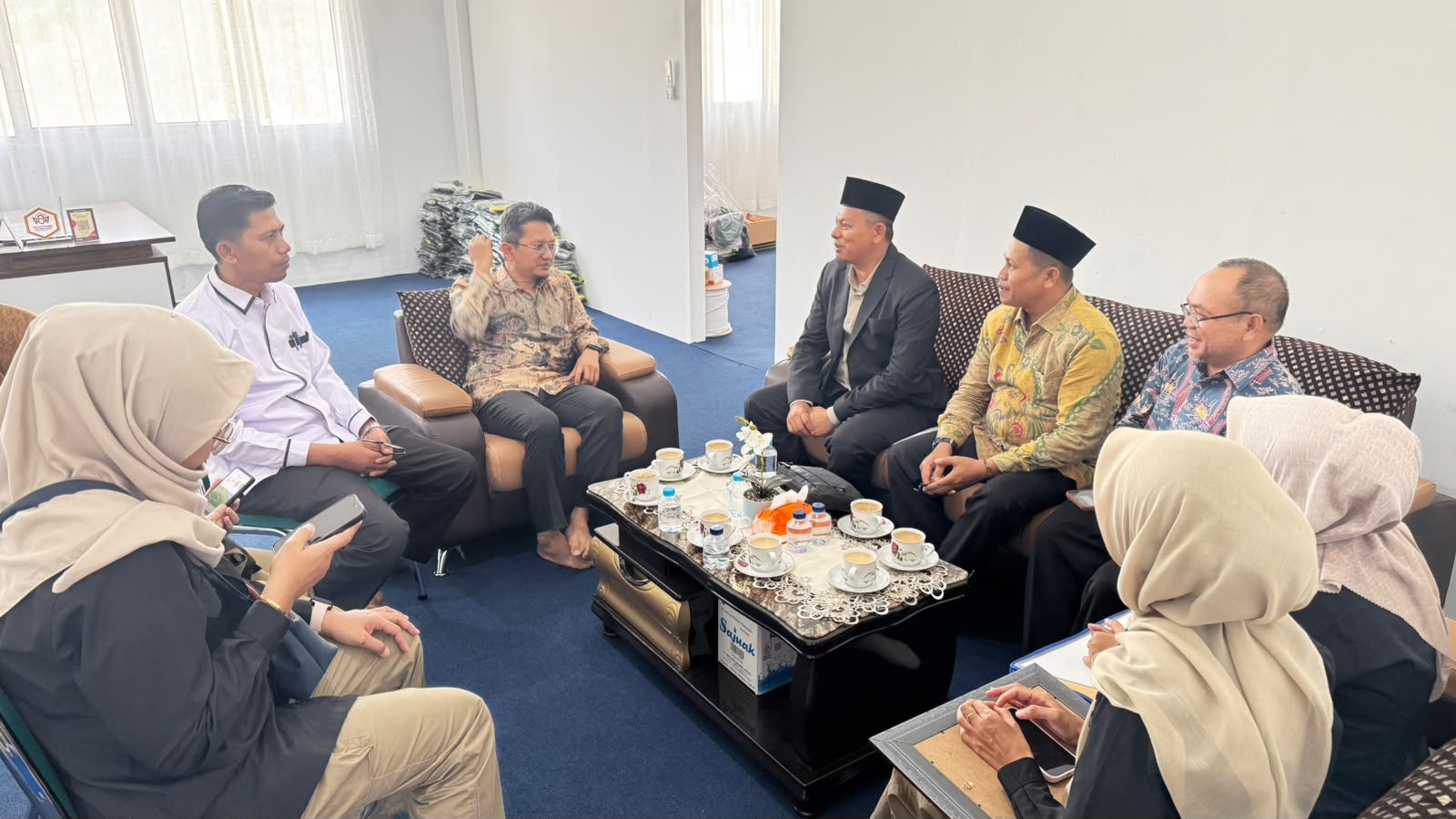 Kolaborasi Demokrasi, Ketua dan Anggota serta Jajaran Sekretariat Bawaslu Kota Solok bersama Ketua STAI Solok Nan Indah. Jumat (17/7/2026).