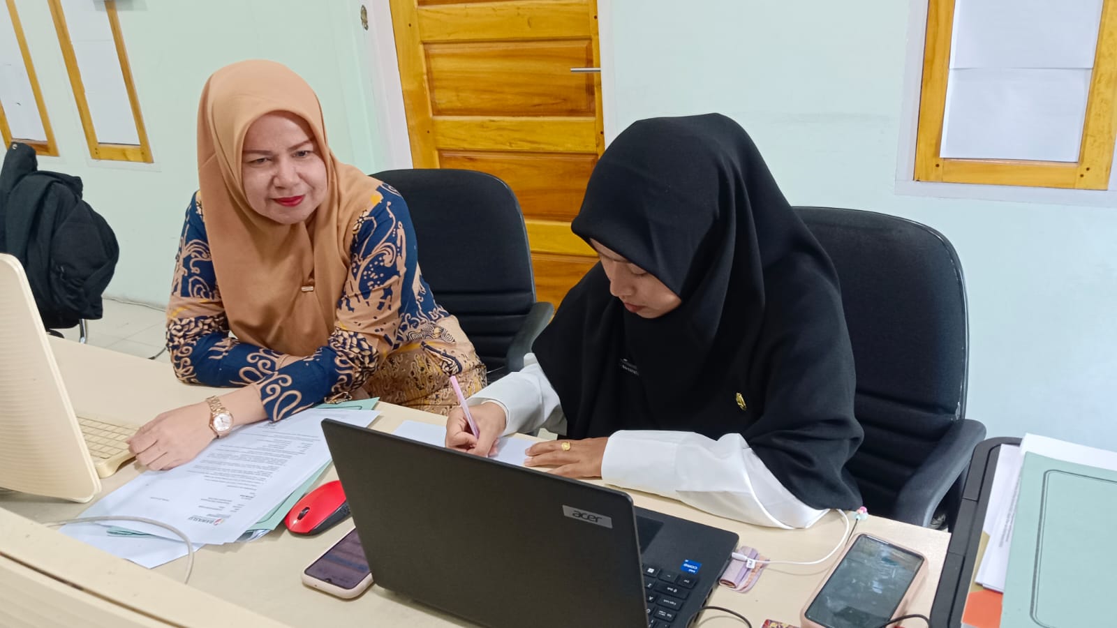 Pengawas Internal Bawaslu Kota Solok bersama Staf Pegawai Pemerintah dengan Perjanjian Kerja (PPPK) yang mengikuti  Orientasi PPPK Gelombang IV, Kamis (23/7/2026)