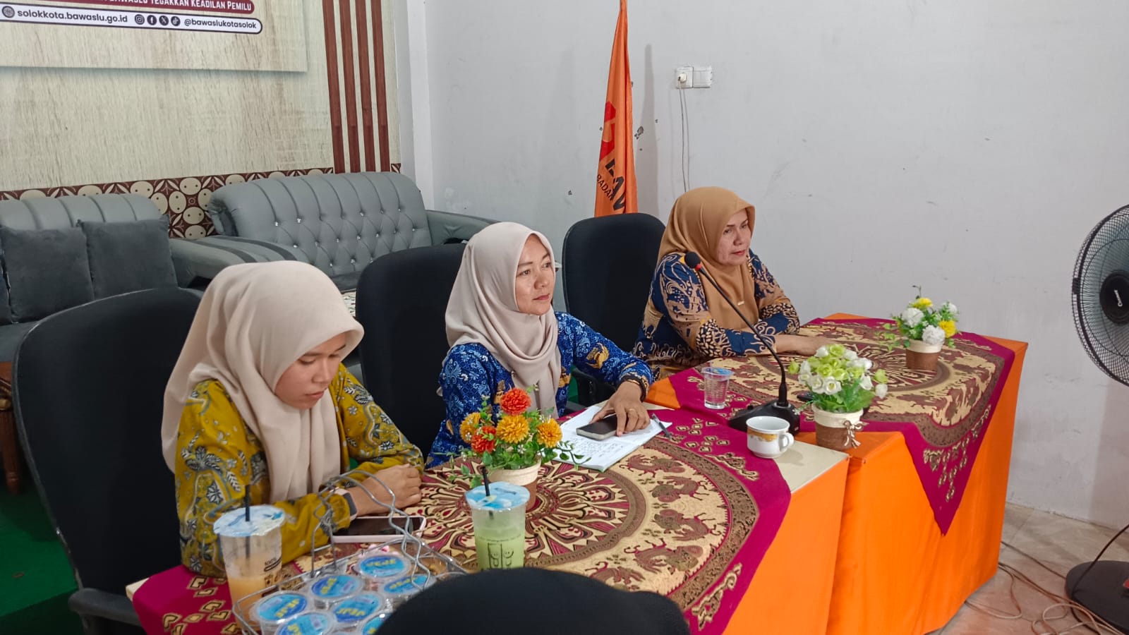 Nusmishbah (Koordinator Sekretariat Bawaslu Kota Solok) beserta jajaran sekretariat mengikuti Klinik Jabatan Fungsional (Klinik JF) Volume 4 Kamis (23/7/2026).