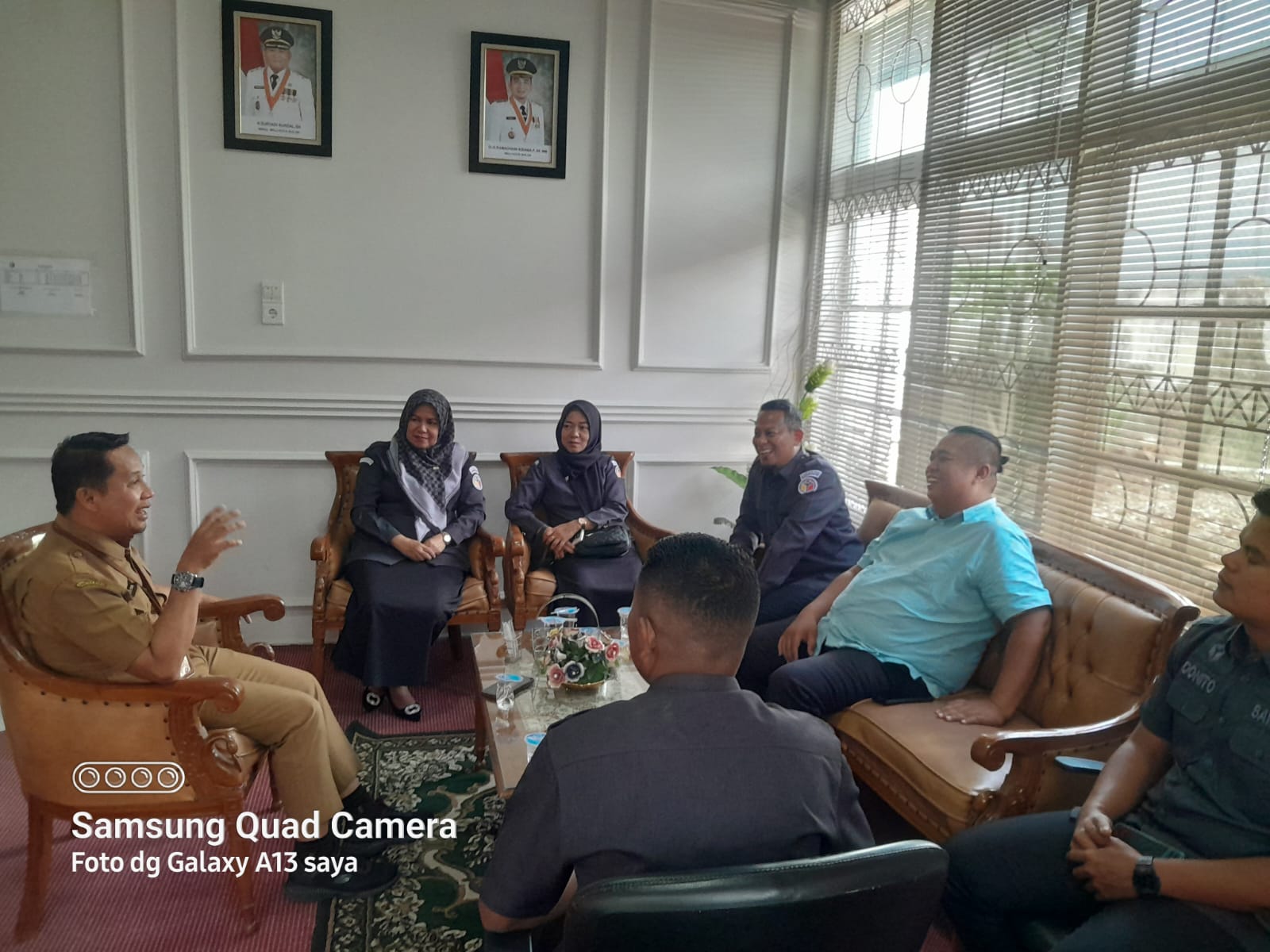 Bawaslu Kota Solok bersama Sekretaris BKPSDM Kota Solok, Metri Yunas, S.H., M.Kn., saat melaksanakan Konsolidasi Demokrasi di Kantor BKPSDM Kota Solok, Senin (27/7/2026), guna memperkuat koordinasi dan kolaborasi kelembagaan.