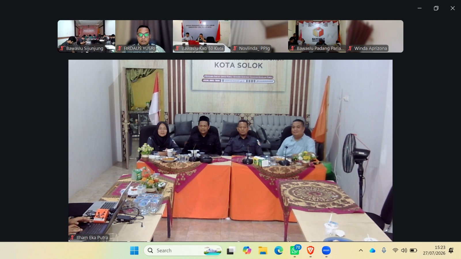 Pimpinan Bawaslu Kota Solok mengikuti kegiatan "SEPAKAT" (Senin Pengawas Berkomitmen dan Bermartabat) yang diselenggarakan secara virtual pada Senin (27/07/2026).