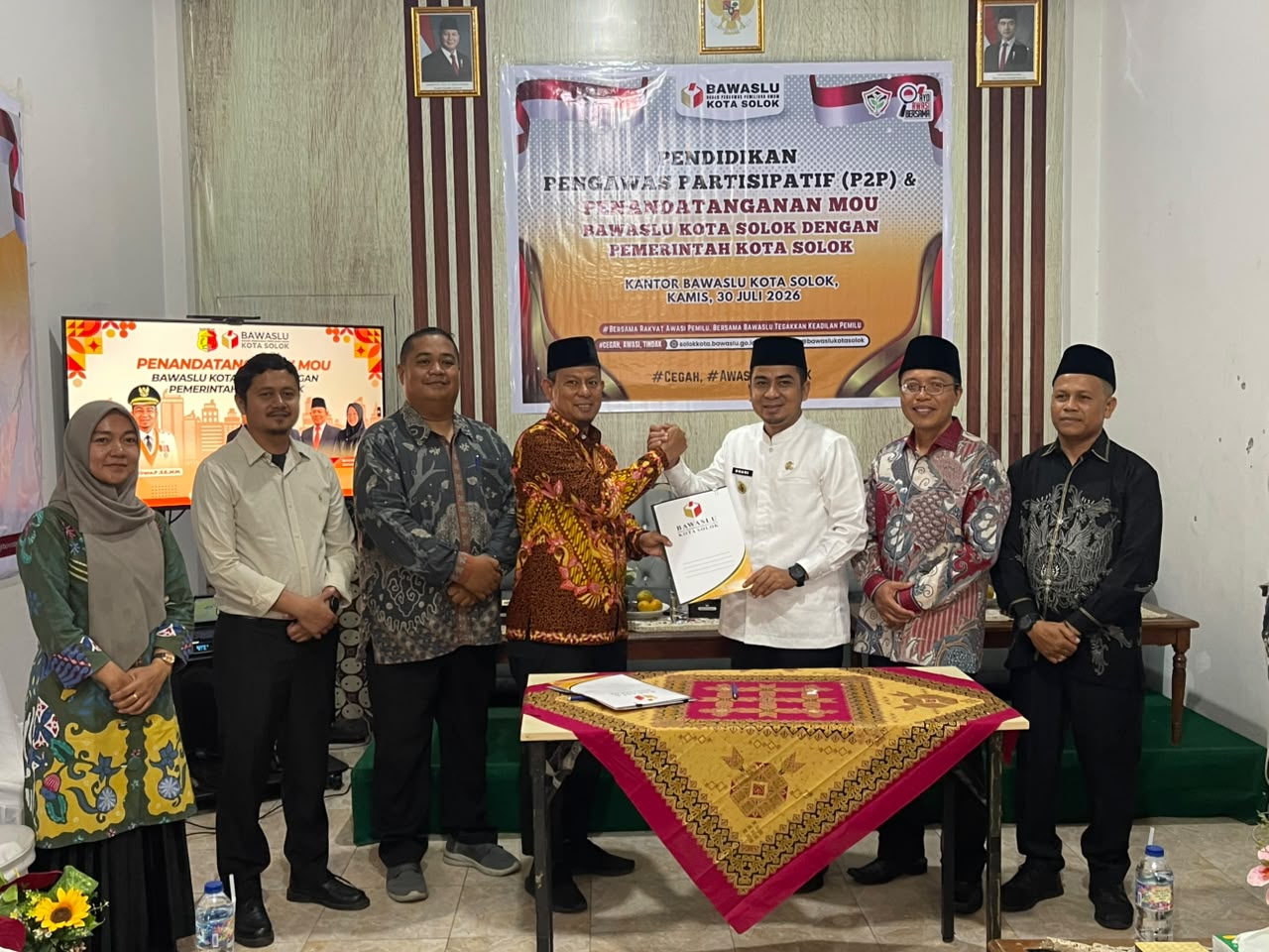 Bawaslu Kota Solok bersama Pemerintah Kota Solok resmi menjalin kerja sama melalui penandatanganan Nota Kesepahaman (Memorandum of Understanding/MoU) di Kantor Bawaslu Kota Solok, Kamis (30/7/2026).