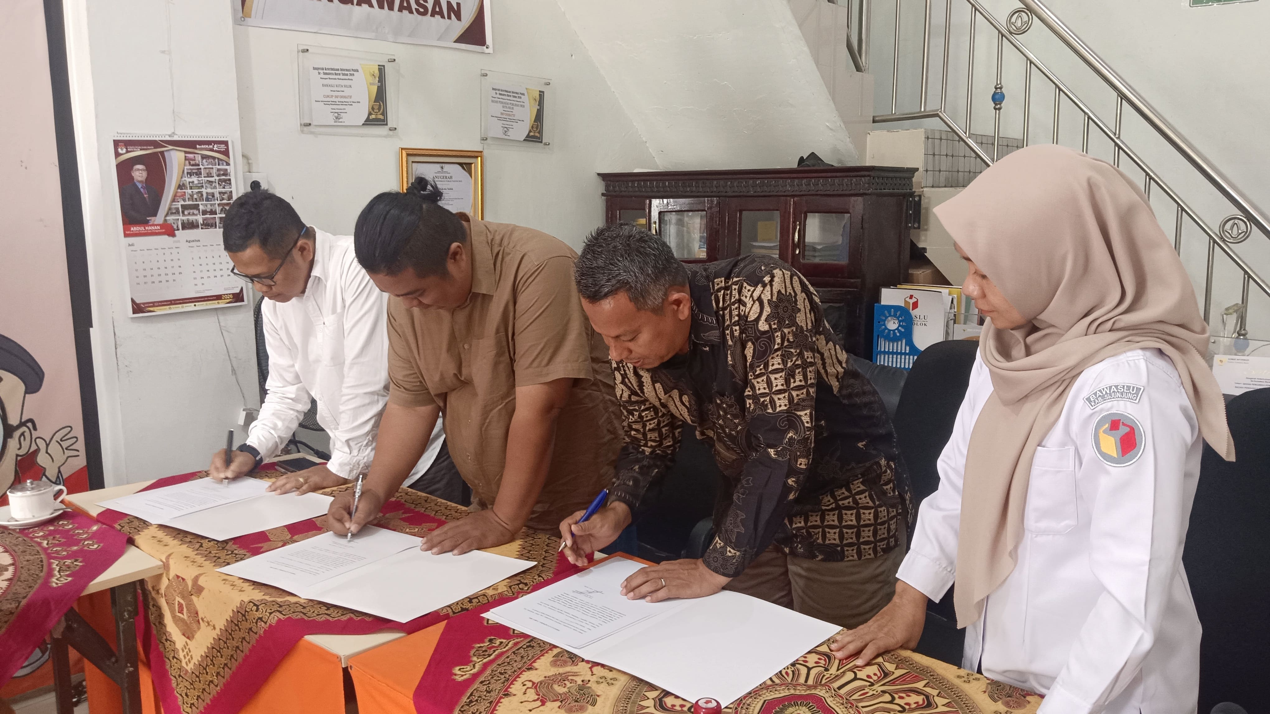 Ketua dan Anggota Bawaslu Kota Solok Laksanakan Penandatanganan Pernyataan Kinerja Pimpinan Bawaslu Kota Solok Tahun 2026