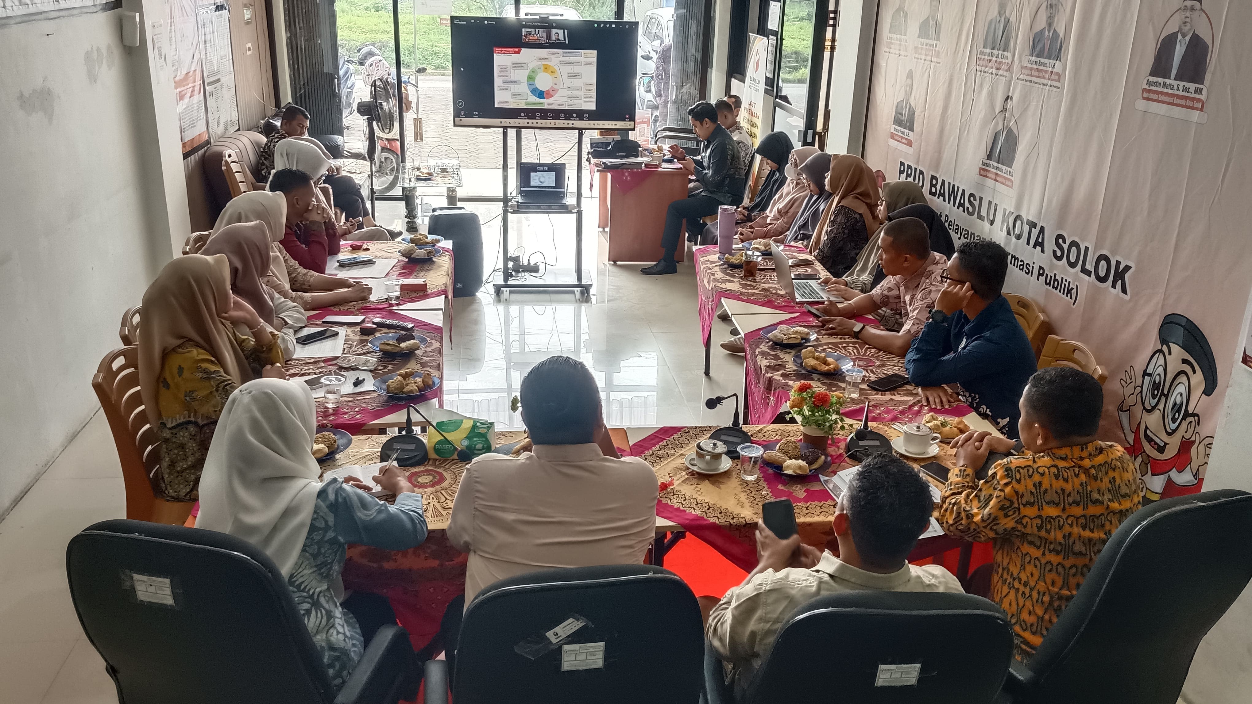 Bawaslu Kota Solok laksanakan Rapat Dalam Kantor (RDK) dengan tema Penyusunan Rencana Kerja dan Anggaran Bawaslu Kota Solok, Kamis (13/8/2026)