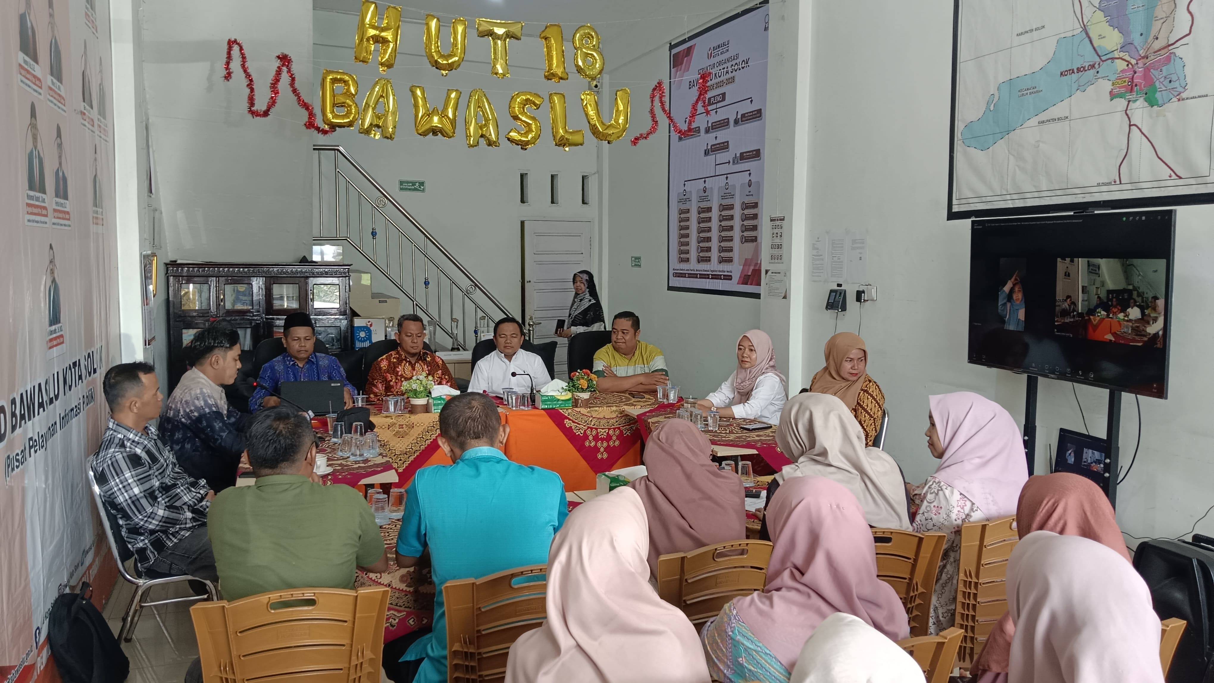 Muhammad Khadafi menjadi Narasumber dalam (RDK) Kajian Hukum bertema “Membangun Kepastian Hukum dalam Pengawasan Pemutakhiran Data Pemilih Berkelanjutan” yang digelar di Kantor Bawaslu Kota Solok, Jumat (14/8/2026) 