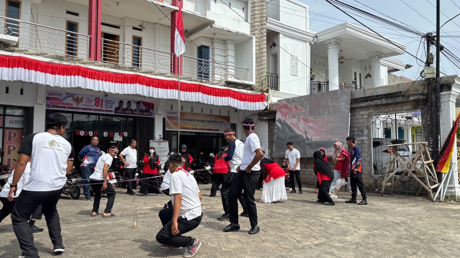 Bawaslu Kota Solok menggelar berbagai perlombaan di halaman Kantor Bawaslu Kota Solok, Dalam rangka memperingati Hari Ulang Tahun (HUT) ke-81 Kemerdekaan Republik Indonesia, (17/8/2026).