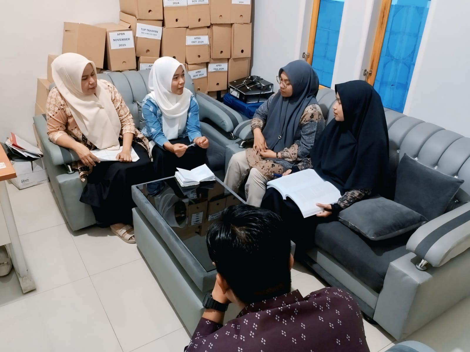 Koordinator Sekretariat Bawaslu Kota Solok Nurmishbah pimpin Rapat tindak lanjut tahapan Evaluasi dan Monitoring Keterbukaan Informasi dan Standar Badan Publik (E-Monev KISB).