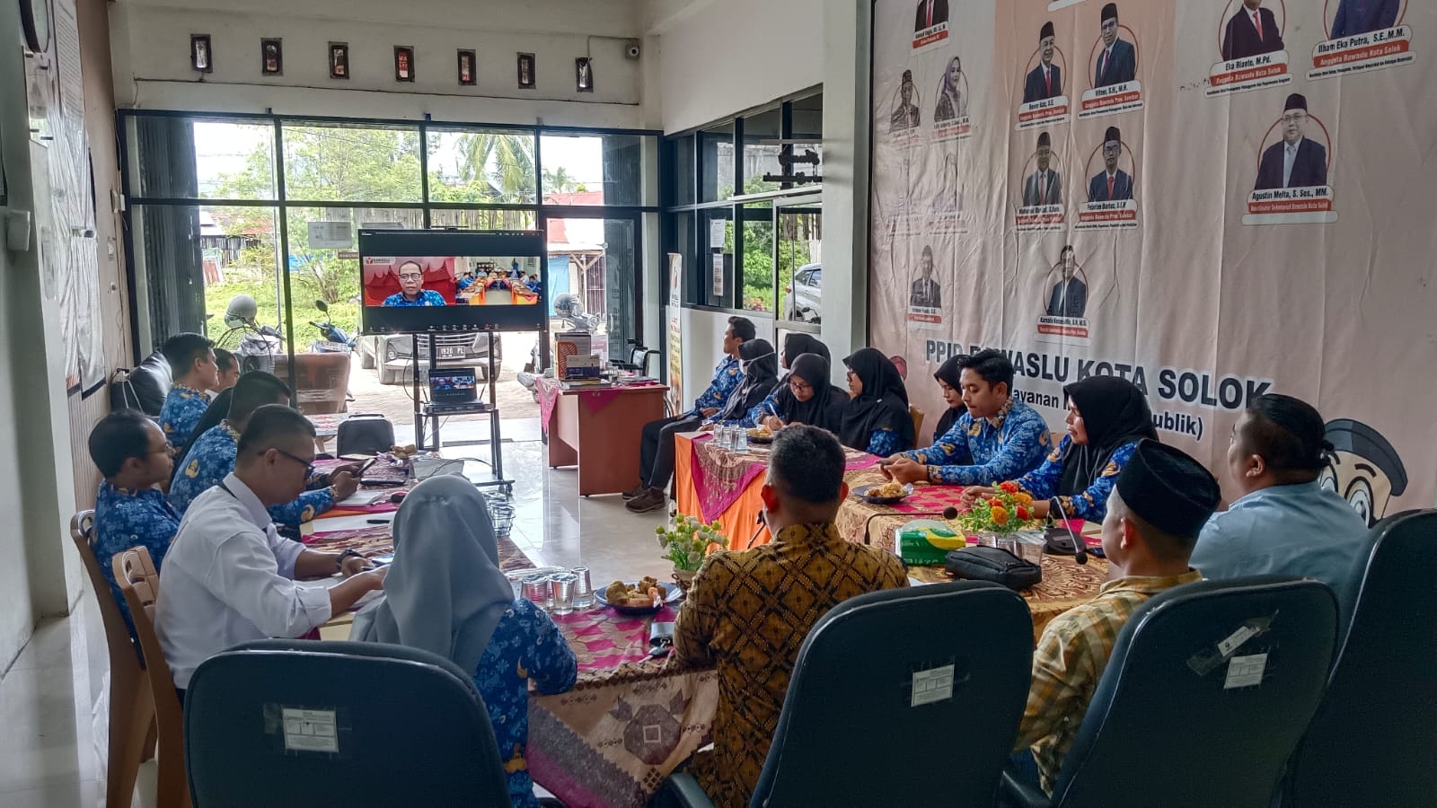 Jajaran Bawaslu Kota Solok menggelar Rapat Dalam Kantor (RDK) bertema "Memperkuat Sinergi dan Profesionalisme melalui Tata Kelola SDM Pengawas Pemilihan Umum dan Kesekretariatan yang Unggul", di Kantor Bawaslu Kota Solok. Kamis (6/8/2026)
