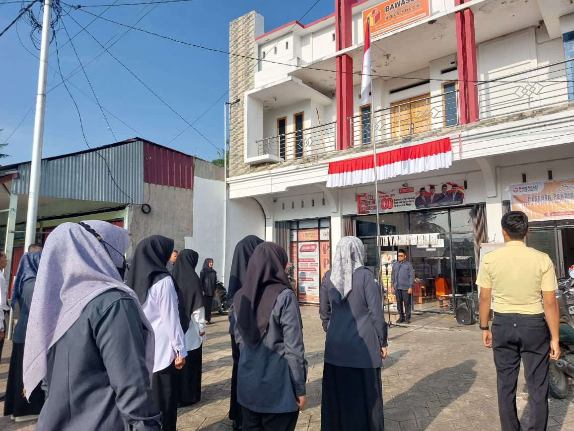 Anggota Bawaslu Kota Solok, Ilham Eka Putra, memimpin apel pagi yang diikuti oleh jajaran Bawaslu Kota Solok di Kantor Bawaslu Kota Solok, Senin (10/8/2026). 