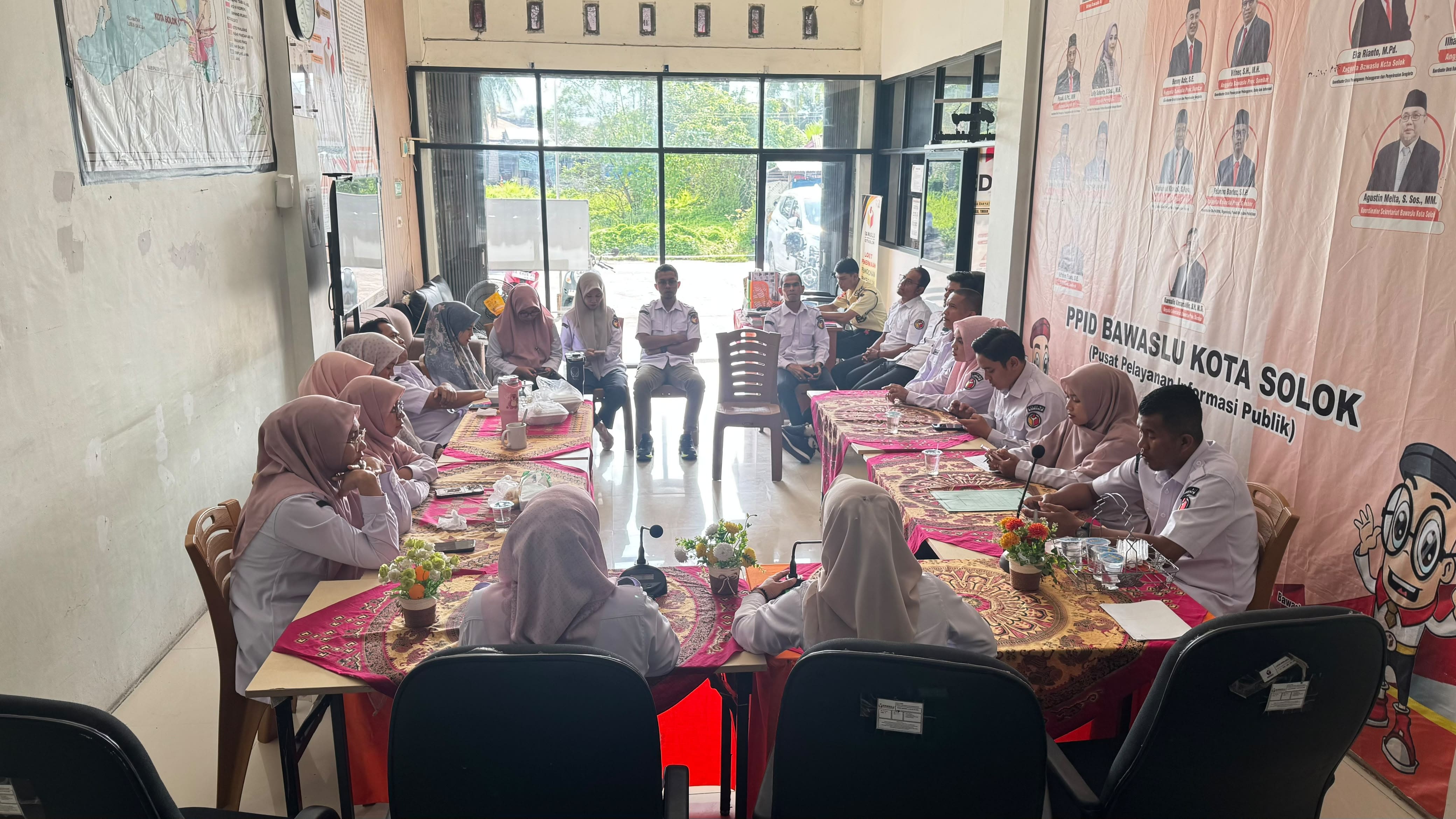 Bawaslu) Kota Solok laksanakan Rapat Penguatan Kinerja dalam rangka percepatan kegiatan Bawaslu Kota Solok yang digelar di Kantor Bawaslu Kota Solok, Rabu (23/9/2026).