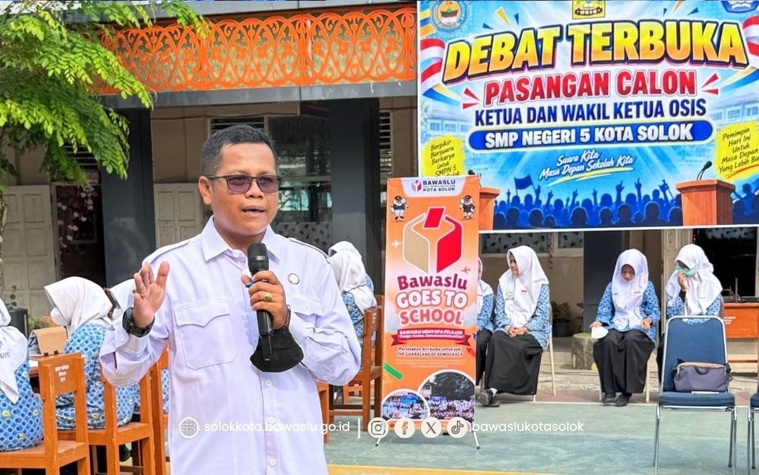 Anggota Bawaslu Kota Solok Ilham Eka Putra, S.E., M.M memberikan paparan dalam Sosialisasi Demokrasi pada kegiatan Pemilihan Osis SMPN 5 Kota Solok, Jumat (18/9/2026).