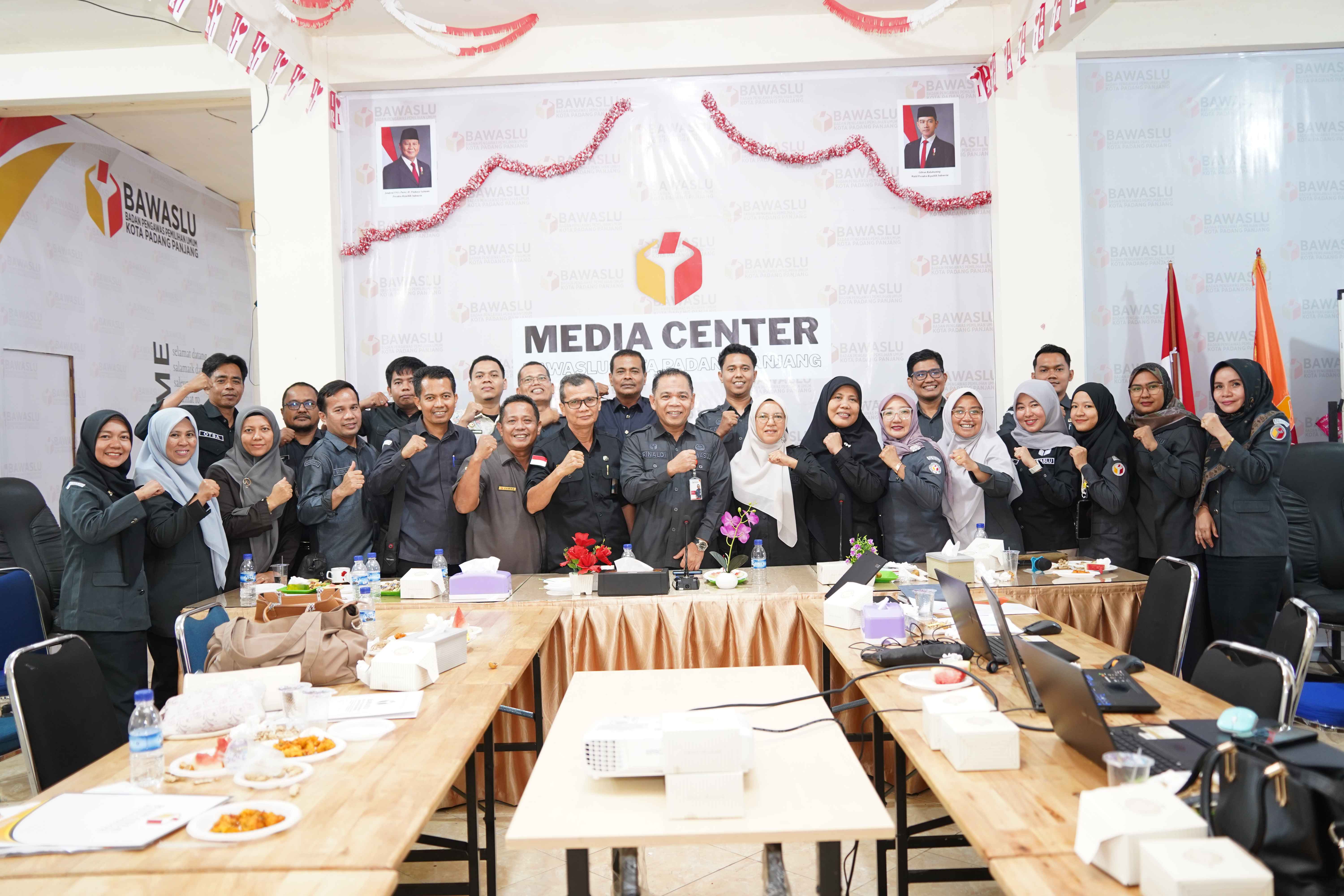 Foto Bersama pada Rapat Pembahasan Pemenuhan Syarat dan Kelengkapan Pejabat Struktural serta Pengelola Keuangan Sekretariat Bawaslu Kabupaten/Kota se-Sumatera Barat, Selasa (29/9/2026).
