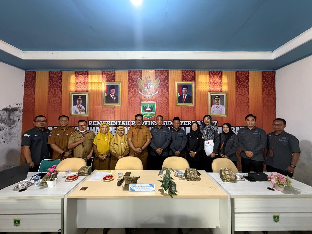 Foto Bersama Bawaslu Kota Solok dengan Cabang Dinas Pendidikan (Cabdin) Wilayah III Solok Raya Provinsi Sumatera Barat pada kegiatan penandatanganan Nota Kesepahaman (Memorandum of Understanding/MoU)  di Aula Kantor Cabdin Wilayah III Solok Raya, Senin (7/9/2026).