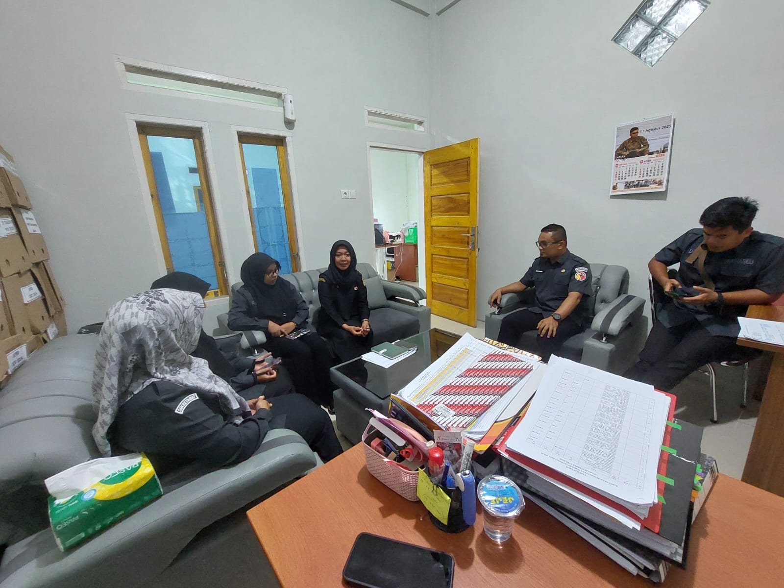 Rapat internal (PPID) Bawaslu Kota Solok dalam rangka persiapan menghadapi tahapan Presentasi Uji Publik Evaluasi dan Monitoring Keterbukaan Informasi dan Standar Badan Publik (E-Monev KISB) di Kantor Bawaslu Kota Solok, Senin (7/9/2026).