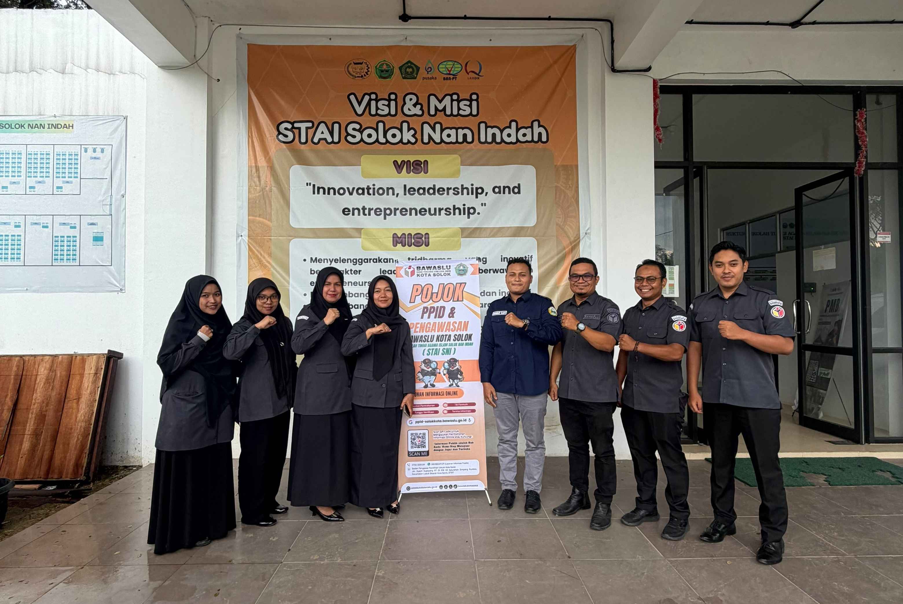 Bawaslu Kota Solok melakukan penempatan fasilitas Pojok Pengawasan serta Pojok Pejabat Pengelola Informasi dan Dokumentasi (PPID) di Sekolah Tinggi Agama Islam (STAI) Solok Nan Indah, Senin (28/9/2026).