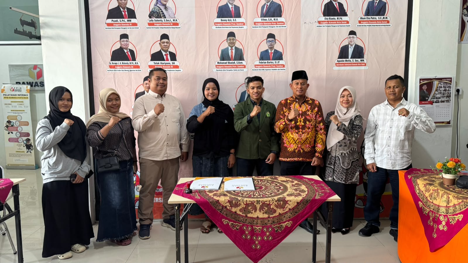Foto Bersama Bawaslu Kota Solok dan Dewan Mahasiswa (DEMA) STAI Solok Nan Indah pada kegiatan  penandatanganan Perjanjian Kerja Sama (PKS), Selasa (8/9/2026).