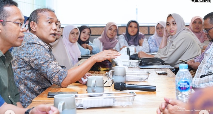 Koordinator Sekretariat Bawaslu Kota Solok bersama seluruh jajaran Kepala dan Koordinator Sekretariat Bawaslu se-Sumatera Barat diskusi Strategis bersama Sekretaris Jenderal Bawaslu RI, Ferdinand Eskol Tiar Sirait, padang. (20/09/2026)