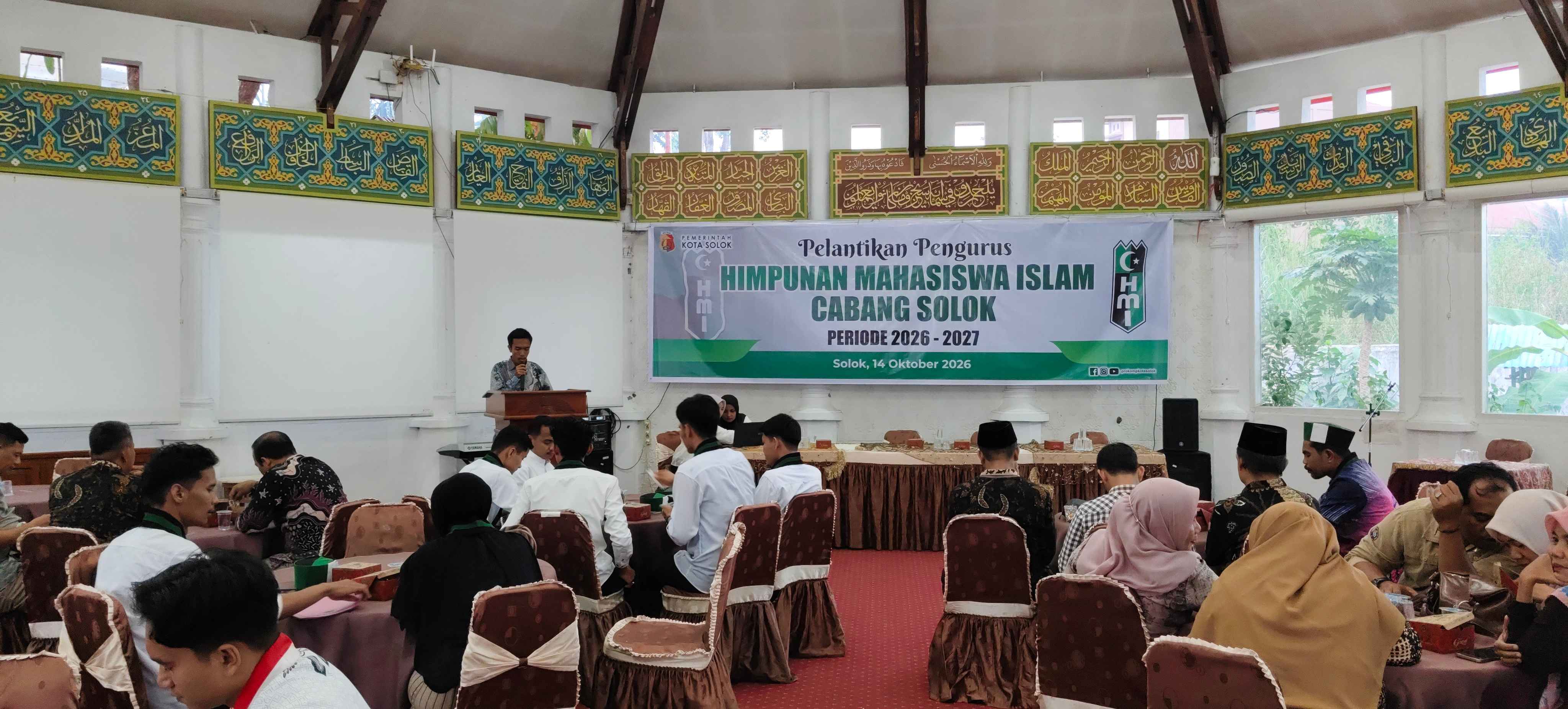Bawaslu Kota Solok menghadiri pelantikan pengurus Himpunan Mahasiswa Islam (HMI) Cabang Solok periode 2026–2027 yang berlangsung di Balairung 99, Rumah Dinas Wali Kota Solok, Rabu (14/10/2026).