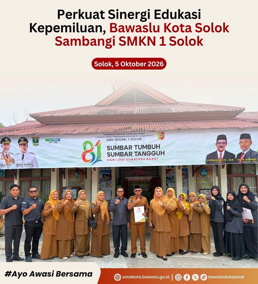 Foto Bersama Bawaslu Kota Solok dengan Kepala SMK N 1 Solok pada kunjungan dalam Audiensi Perjanjian Kerja Sama (PKS) Senin (5/10/2026).