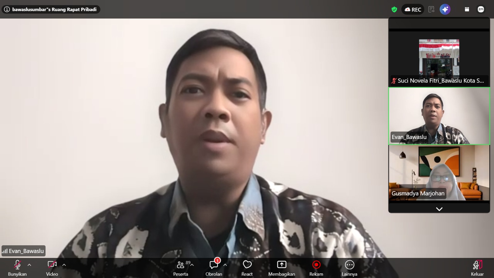 Bawaslu Kota Solok mengikuti rapat daring Evaluasi Kinerja dan Monitoring Evaluasi (Monev) Pelaksanaan Program dan Kegiatan Bawaslu Triwulan III Tahun 2026, Jumat (9/10/2026)