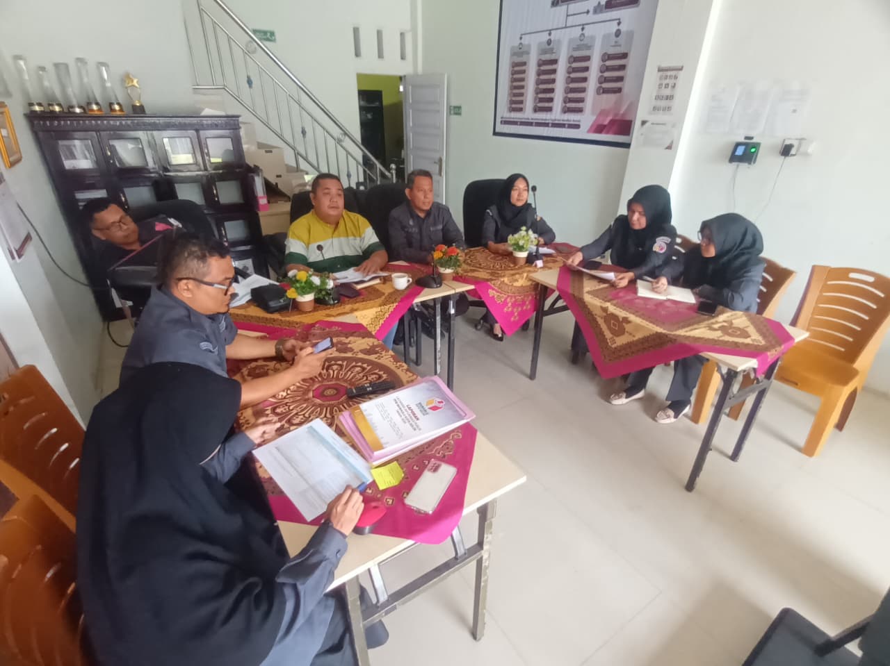 Badan Pengawas Pemilihan Umum (Bawaslu) Kota Solok mematangkan persiapan menghadapi visitasi layanan keterbukaan informasi publik oleh Komisi Informasi (KI) Provinsi Sumatera Barat melalui rapat koordinasi Pejabat Pengelola Informasi dan Dokumentasi (PPID), Senin (26/10/2026).